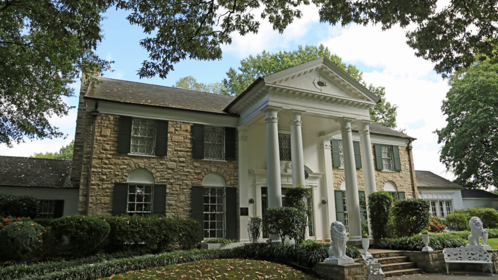 15 Tourist Traps in the US that You Must Avoid Graceland, Tennessee